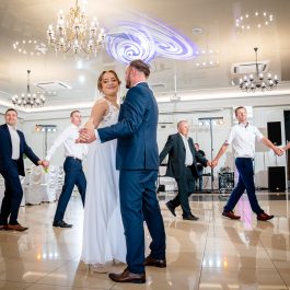 Pierwszy taniec pary młodej na sali weselnej w Kutnie.