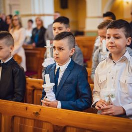 Dzieci w kościele.