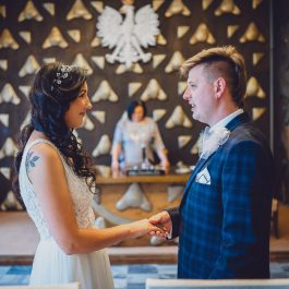 Para Młoda składa przysięgę małżeńską w Urzędzie Stanu Cywilnego w Łodzi.
