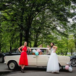 Para Młoda i świadkowie przy limuzynie ślubnej - Fiat 125p