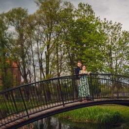 Fotograficzna sesja zdjęciowa pary narzeczonych w parku w Przedczu.