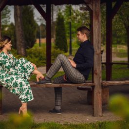 Fotograficzna sesja zdjęciowa pary narzeczonych - altana w parku w Przedczu.