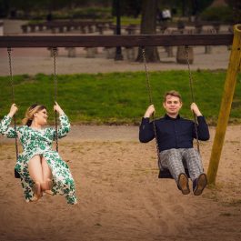 Fotograficzna sesja zdjęciowa pary narzeczonych - plac zabaw w parku w Przedczu.