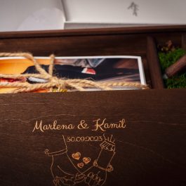 Zdjęcia i pendrive w ozdobnym drewnianym pudełku z grawerem.