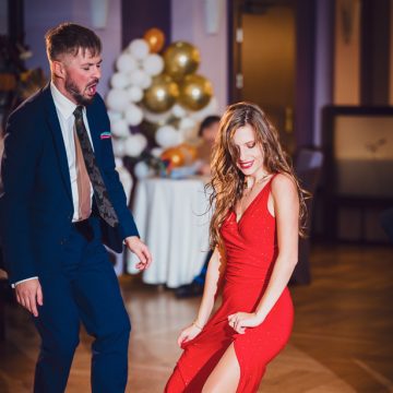 Taniec pary gości na przyjęciu weselnym.